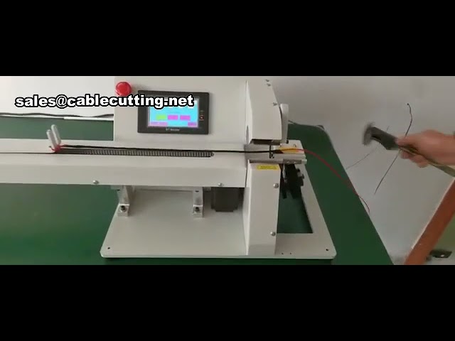 Máquina automática de encintado de arneses con dispositivo de tracción para cableado industrial