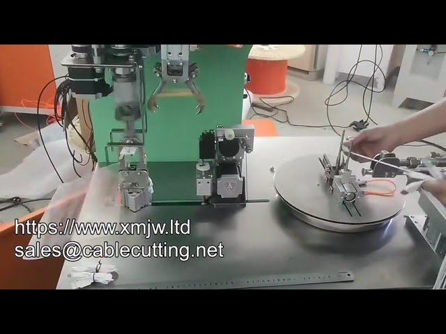 Máquina automática de bobinado y atado de mangueras WPM 81: Enrollado, fijación con cinta adhesiva y etiquetado industrial