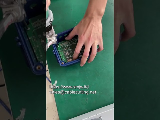 Máquina Automática de Atornillado y Perforación con Alimentador de Tornillos