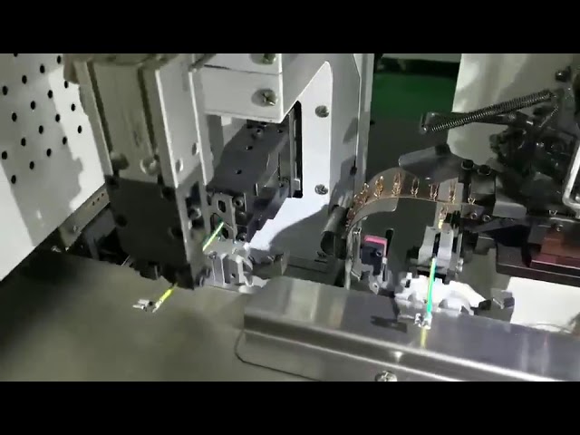 Máquina totalmente automática para inserción, trenzado, estañado y crimpado de tubos termocontraíbles