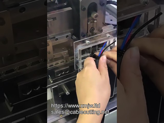 Máquina automática de crimpado de terminales para conectores impermeables