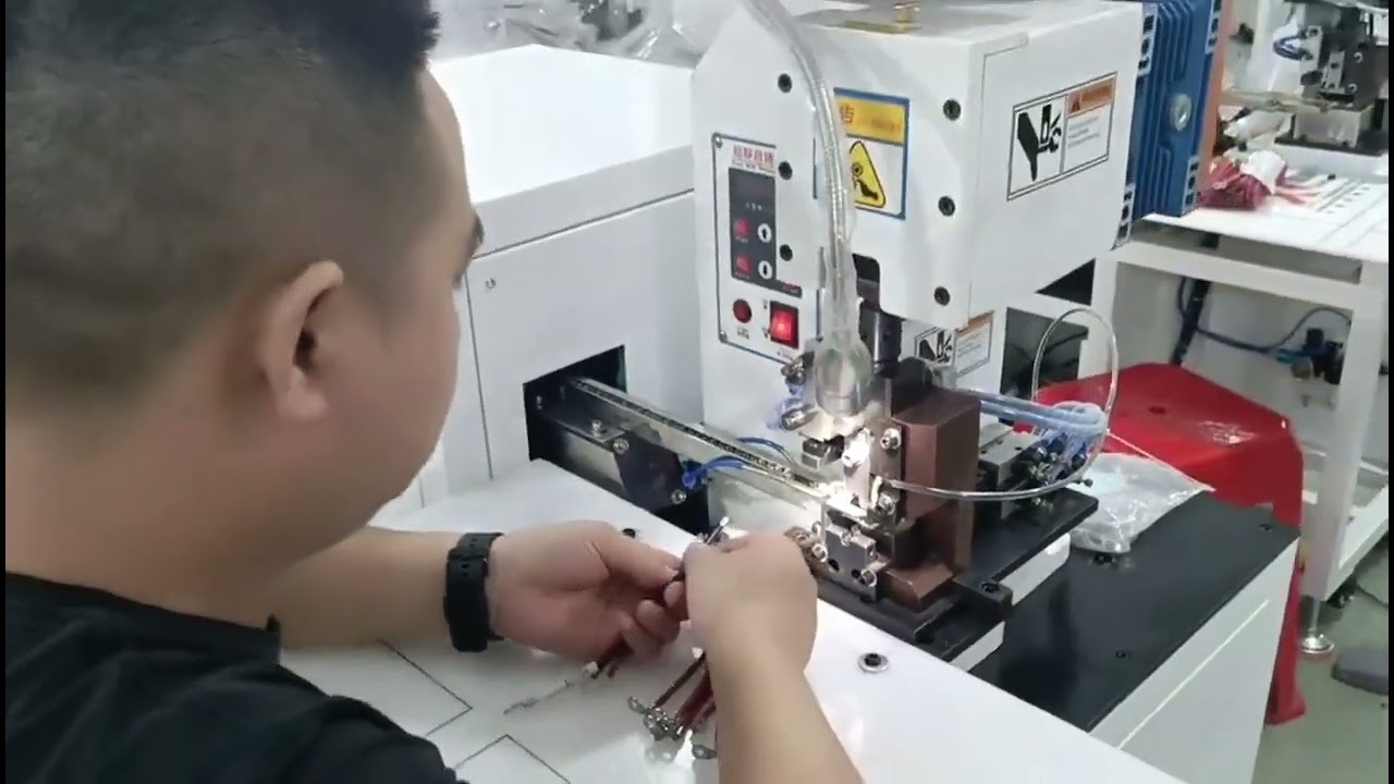 Máquina de Terminales Doblados a 90° con Disco Vibratorio para Alimentación Automática de Terminales Sueltos