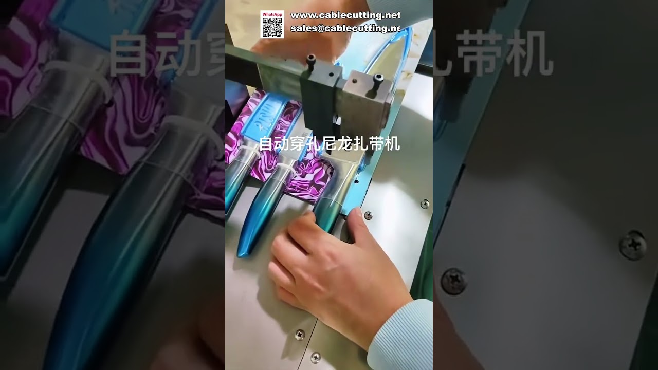 Máquina automática para bridas de nailon con perforación integrada