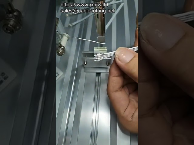 Máquina semiautomática para soldar cables a placas de circuito